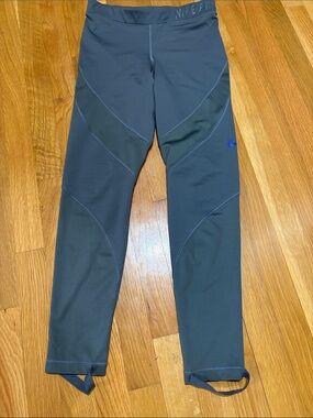 Nike Pro Hyperwarm Leggings w/ Stirrup Straps – Women’s M Gray